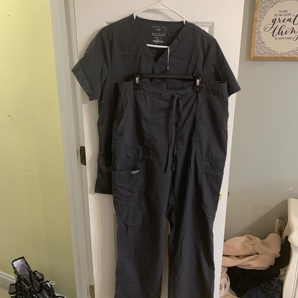 Cherokee Workwear women’s scrubs - Picture 1 of 7